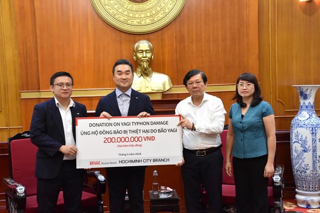 Phó Chủ tịch Nguyễn Hữu Dũng tiếp nhận ủng hộ từ Ngân hàng Busan chi nhánh thành phố Hồ Chí Minh Phó Chủ tịch Nguyễn Hữu Dũng tiếp nhận ủng hộ từ Ngân hàng Busan chi nhánh thành phố Hồ Chí Minh