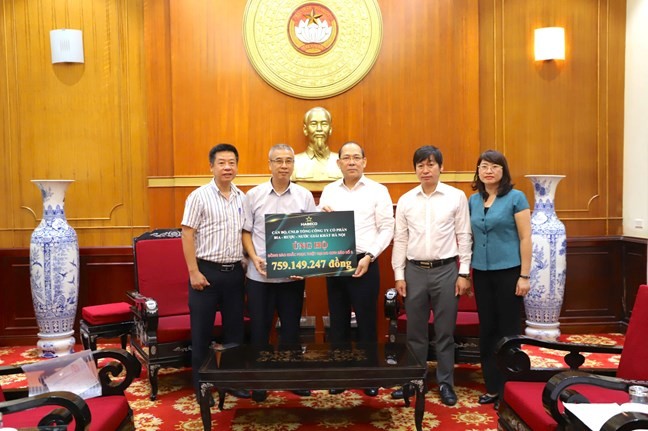 Phó Chủ tịch Hoàng Công Thuỷ tiếp nhận ủng hộ từ Tổng Công ty Cổ phần Bia - Rượu - Nước giải khát Hà Nội Phó Chủ tịch Hoàng Công Thuỷ tiếp nhận ủng hộ từ Tổng Công ty Cổ phần Bia - Rượu - Nước giải khát Hà Nội