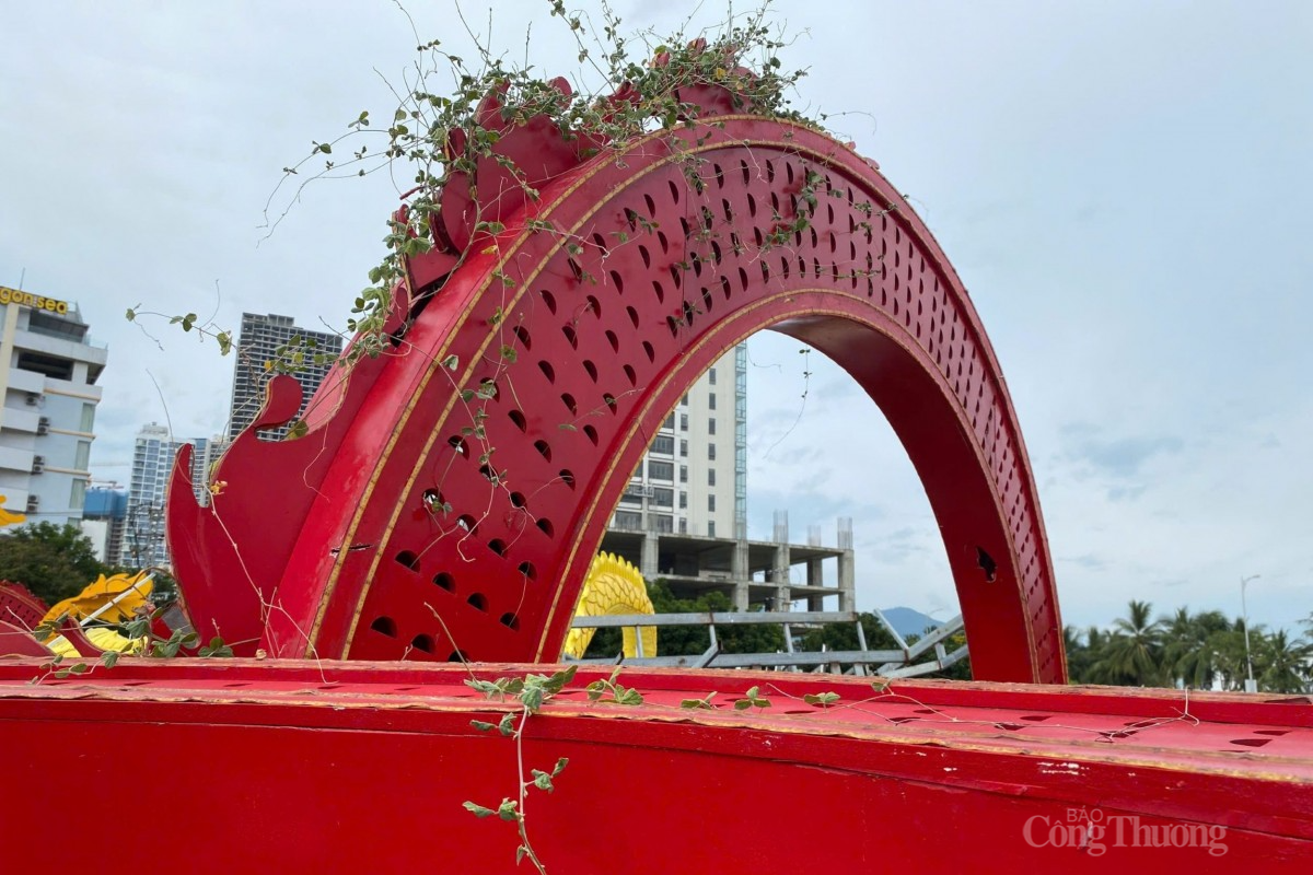Nhiều khung sắt tạo hình đã bị hoen gỉ do tiếp xúc kéo dài với mưa nắng, một trong số đó bị bao phủ bởi dây leo