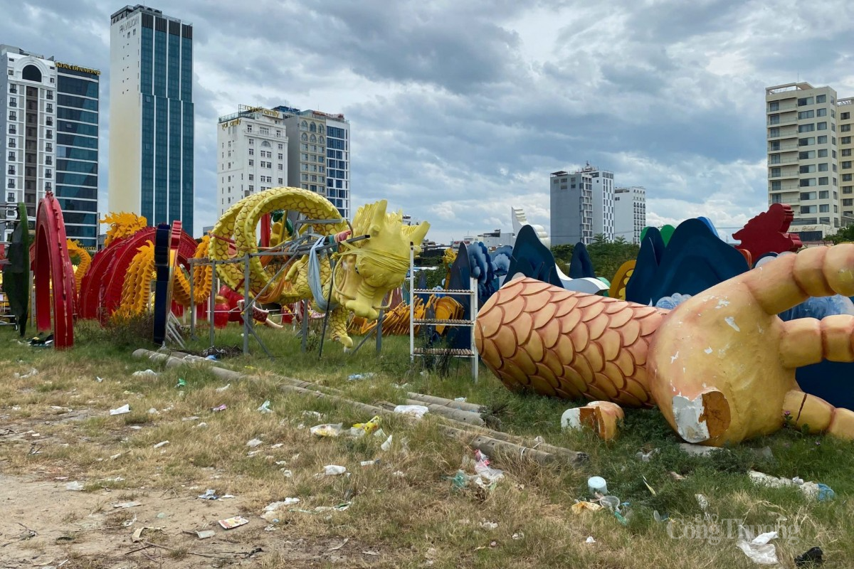 Khu đất tập trung linh vật rồng để làm công viên là khu đất “vàng” ven biển, được quy hoạch dự án trung tâm tài chính. Hiện nay, khu vực này cỏ mọc um tùm, rác thải vương vãi khắp nơi, cảnh tượng vô cùng nhếch nhác