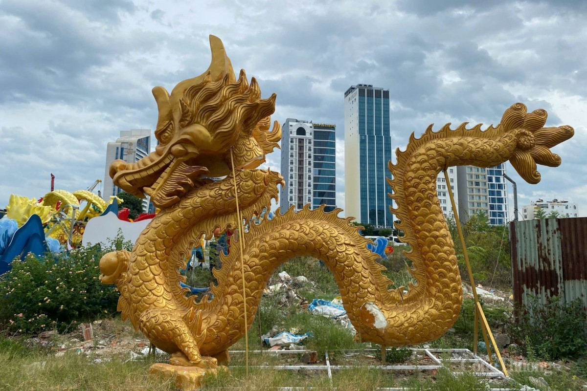  Chống chọi không nổi với thời gian, linh vật rồng cách điệu, trước được đặt đối diện Tòa thị chính, hiện đã bị đứt gãy giữa phần đầu và thân