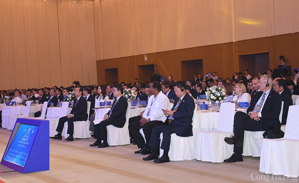 Thủ tướng Phạm Minh Chính chủ trì phiên đối thoại chính sách với khách mời trong nước và quốc tế