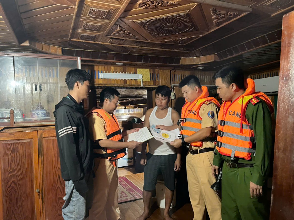 Cảnh sát làm việc với những người mặt trên tàu hút cát Cảnh sát làm việc với những người mặt trên tàu hút cát