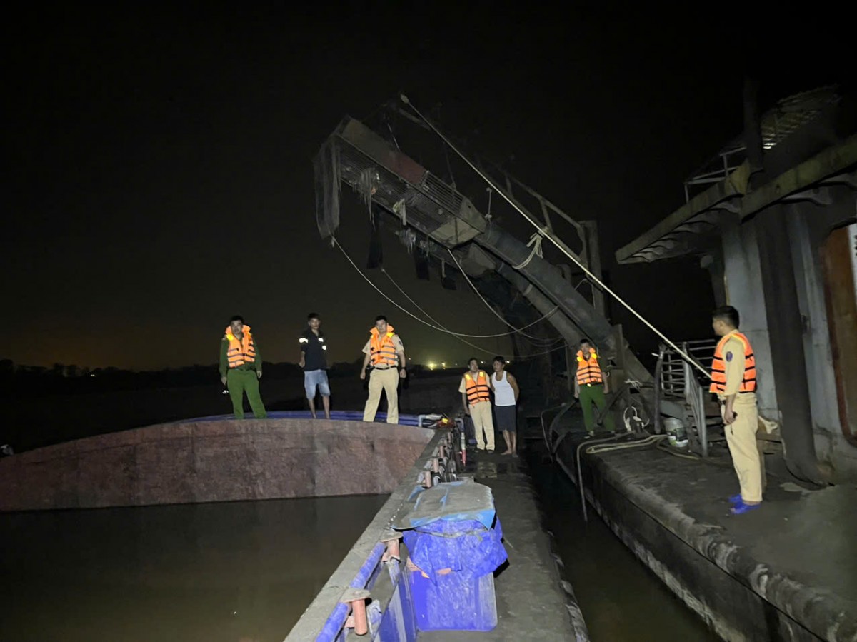 Cảnh sát bắt quả tang tàu đang hút cát trái phép từ lòng sông Hồng Cảnh sát bắt quả tang tàu đang hút cát trái phép từ lòng sông Hồng