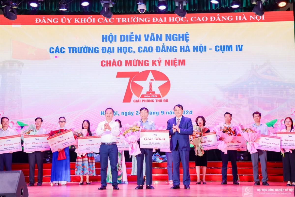 Đồng chí Phạm Văn Hải - Trưởng Ban Tuyên giáo, Đảng ủy Khối các trường đại học cao đẳng Hà Nội và đồng chí Lê Hồng Quân - Bí thư Đảng ủy Trường ĐHCNHN, Cụm trưởng cụm IV trao giải Nhất Đồng chí Phạm Văn Hải - Trưởng Ban Tuyên giáo, Đảng ủy Khối các trường đại học cao đẳng Hà Nội và đồng chí Lê Hồng Quân - Bí thư Đảng ủy Trường ĐHCNHN, Cụm trưởng cụm IV trao giải Nhất