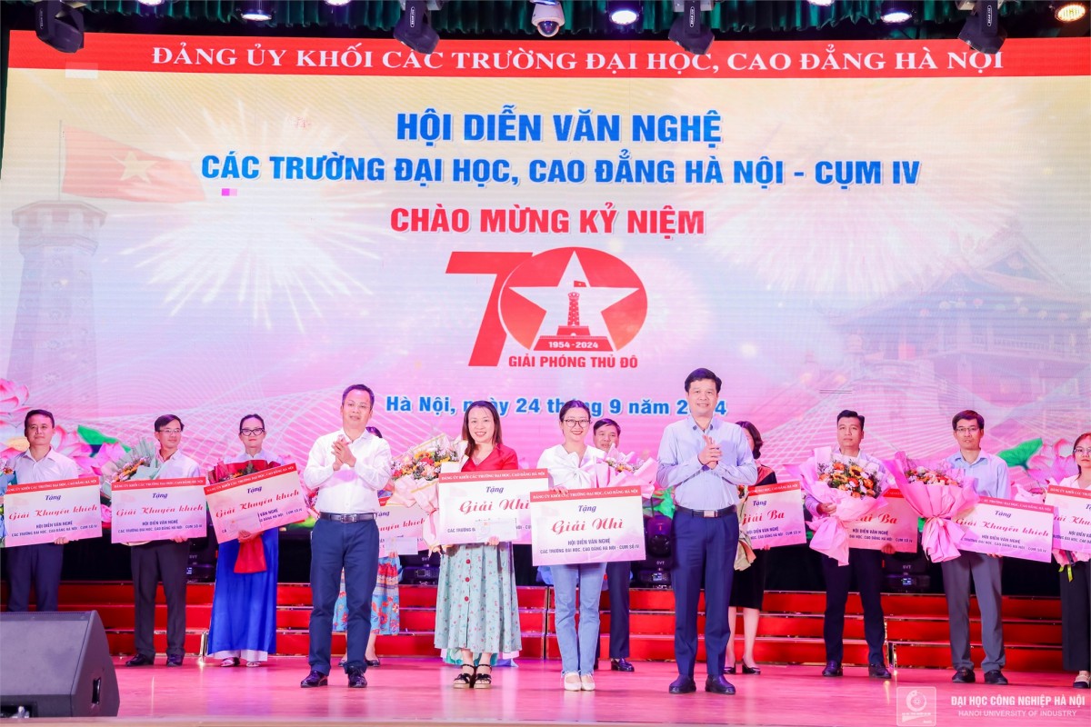 Đồng chí Phạm Văn Hải - Trưởng Ban Tuyên giáo, Đảng ủy Khối các trường đại học cao đẳng Hà Nội và đồng chí Kiều Xuân Thực - Phó Bí thư Đảng ủy, Hiệu trưởng Trường Đại học Công nghiệp Hà Nội, đại diện cho đơn vị đăng cai lên trao giải Nhì Đồng chí Phạm Văn Hải - Trưởng Ban Tuyên giáo, Đảng ủy Khối các trường đại học cao đẳng Hà Nội và đồng chí Kiều Xuân Thực - Phó Bí thư Đảng ủy, Hiệu trưởng Trường Đại học Công nghiệp Hà Nội, đại diện cho đơn vị đăng cai lên trao giải Nhì