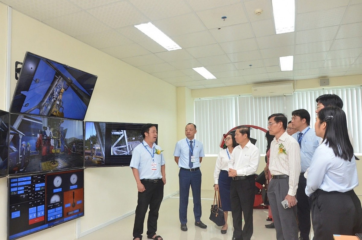 Ban tổ chức Hội thi và các đại biểu tham quan các phòng thi Ban tổ chức Hội thi và các đại biểu tham quan các phòng thi