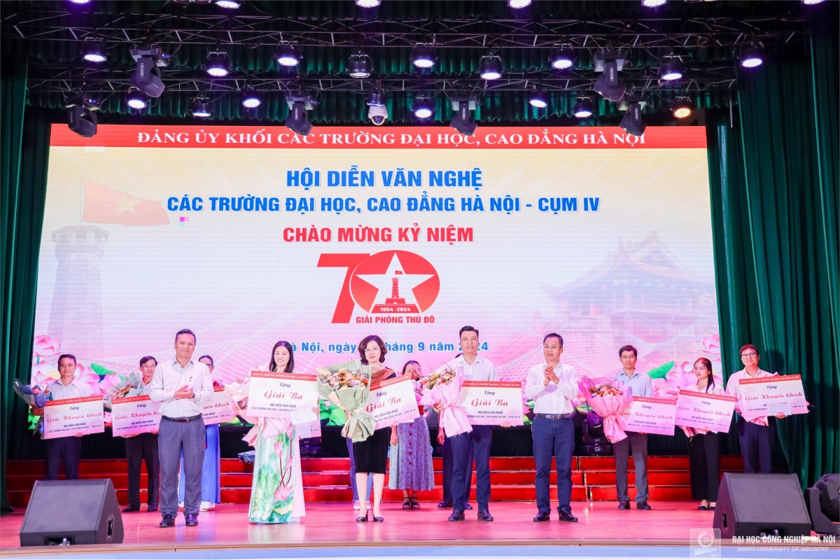 Đồng chí Phạm Văn Hải - Trưởng Ban Tuyên giáo, Đảng ủy Khối các trường đại học cao đẳng Hà Nội và đồng chí Nguyễn Tiến Dũng - Phó Hiệu trưởng, Chủ tịch Công đoàn Trường Đại học Hà Nội, cụm phó Cụm IV trao giải Ba cho các trường: Trường Đại học Thủy Lợi, Trường Đại học Công nghệ Giao thông vận tải; Trường Cao đẳng kinh tế kỹ thuật thương mại Đồng chí Phạm Văn Hải - Trưởng Ban Tuyên giáo, Đảng ủy Khối các trường đại học cao đẳng Hà Nội và đồng chí Nguyễn Tiến Dũng - Phó Hiệu trưởng, Chủ tịch Công đoàn Trường Đại học Hà Nội, cụm phó Cụm IV trao giải Ba cho các trường: Trường Đại học Thủy Lợi, Trường Đại học Công nghệ Giao thông vận tải; Trường Cao đẳng kinh tế kỹ thuật thương mại