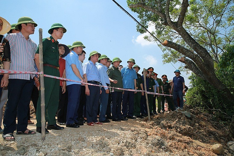 Phó Thủ tướng Trần Hồng Hà kiểm tra việc xử lý sự cố cống Nổ ở thôn đê tả sông Mã, xã Vĩnh An, huyện Vĩnh Lộc - Ảnh: VGP/Minh Khôi