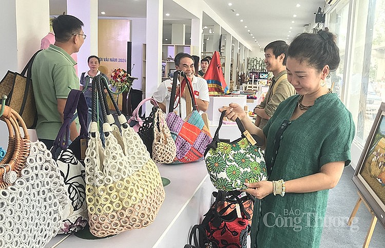 Khách hàng tham quan Khai mạc Triển lãm chuyên đề ngành thêu ren, lụa, áo dài, túi vải năm 2024 Khách hàng tham quan Khai mạc Triển lãm chuyên đề ngành thêu ren, lụa, áo dài, túi vải năm 2024