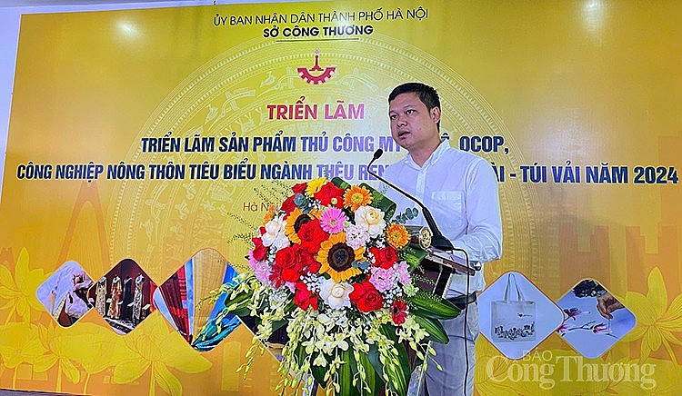 Ông Hoàng Quân - Phó Giám đốc Trung tâm Khuyến công và Tư vấn phát triển công nghiệp phát biểu khai mạc Triển lãm Ông Hoàng Quân - Phó Giám đốc Trung tâm Khuyến công và Tư vấn phát triển công nghiệp phát biểu khai mạc Triển lãm