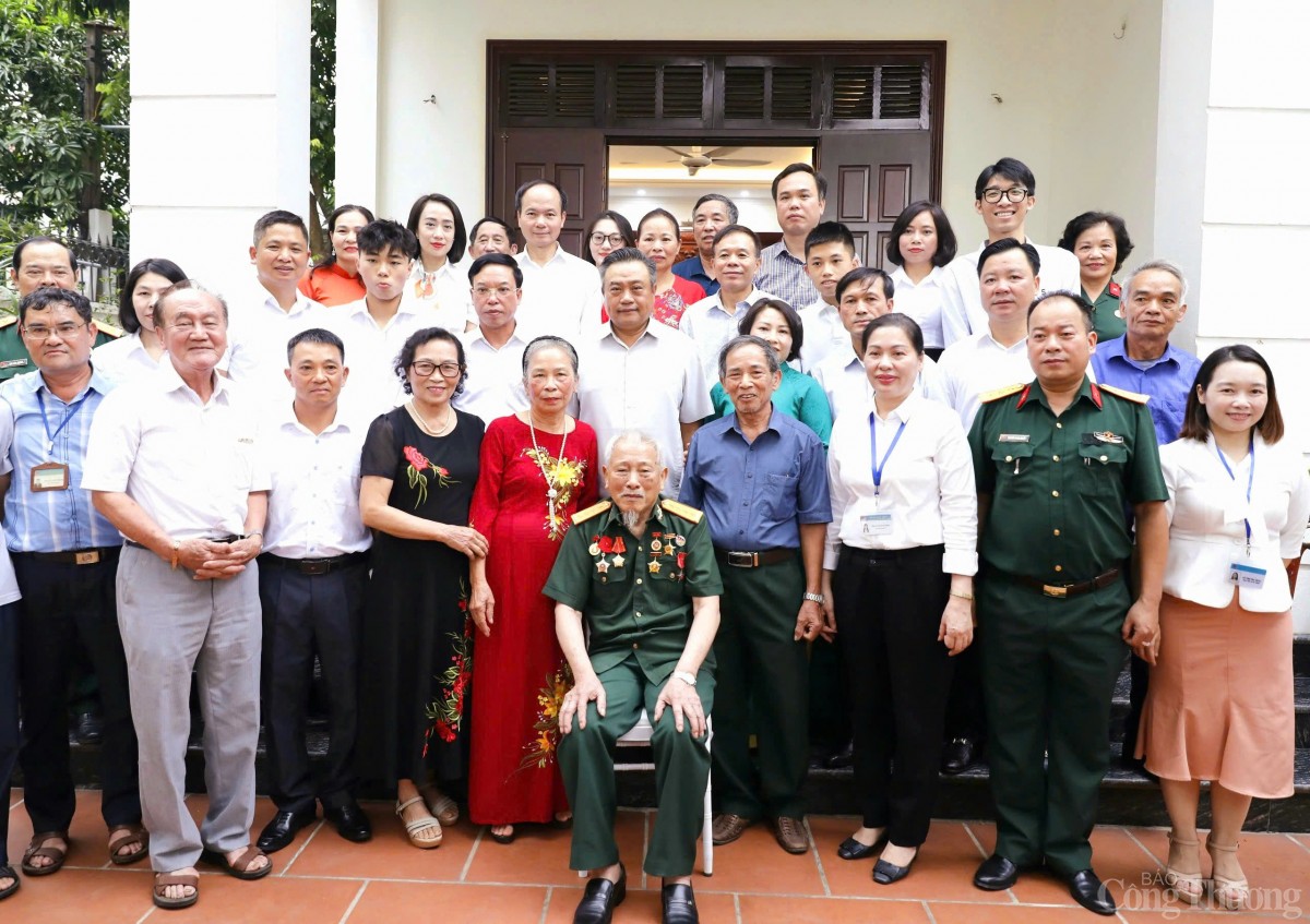 Chủ tịch Hà Nội Trần Sỹ Thanh thăm, tặng quà các cựu quân nhân, gia đình chính sách quận Long Biên Chủ tịch Hà Nội Trần Sỹ Thanh thăm, tặng quà các cựu quân nhân, gia đình chính sách quận Long Biên