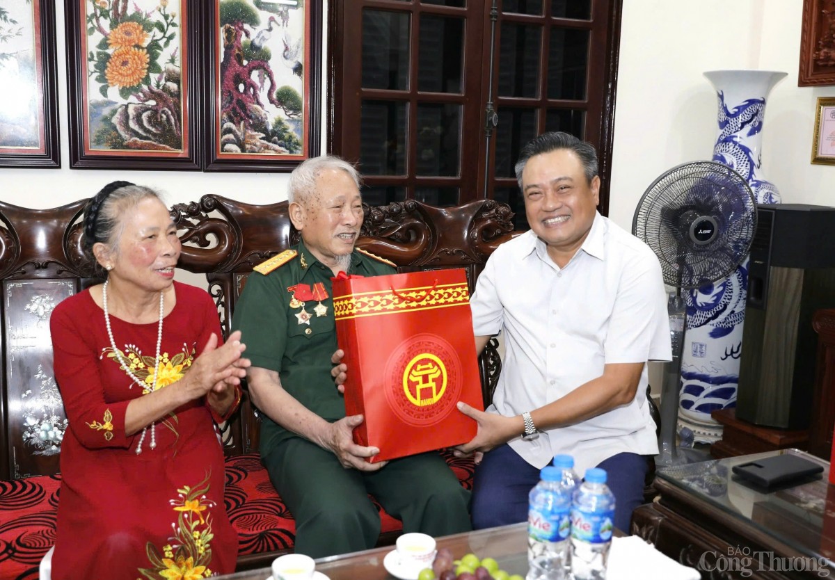 Chủ tịch Hà Nội Trần Sỹ Thanh thăm, tặng quà các cựu quân nhân, gia đình chính sách quận Long Biên Chủ tịch Hà Nội Trần Sỹ Thanh thăm, tặng quà các cựu quân nhân, gia đình chính sách quận Long Biên