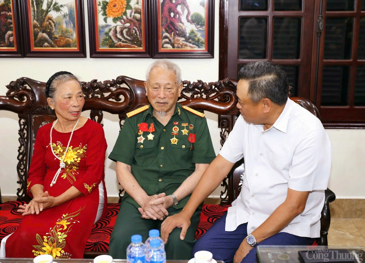 Chủ tịch Hà Nội Trần Sỹ Thanh thăm, tặng quà các cựu quân nhân, gia đình chính sách quận Long Biên Chủ tịch Hà Nội Trần Sỹ Thanh thăm, tặng quà các cựu quân nhân, gia đình chính sách quận Long Biên