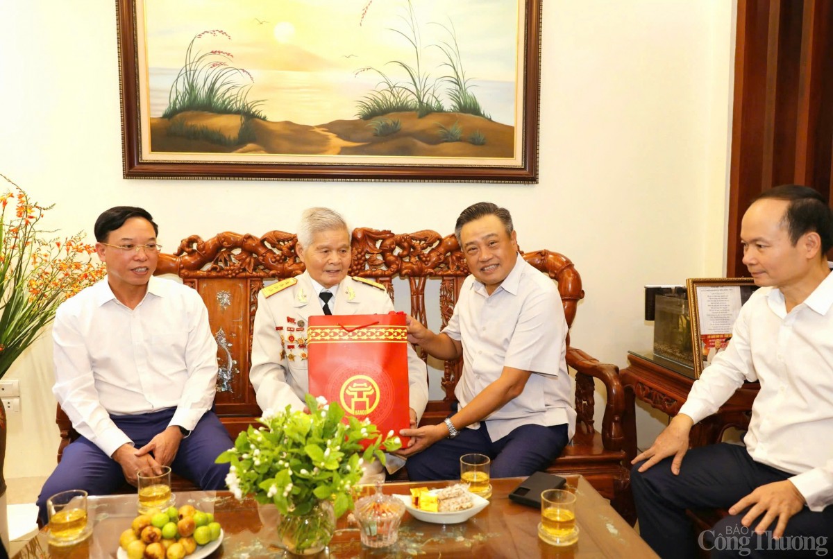 Chủ tịch Hà Nội Trần Sỹ Thanh thăm, tặng quà các cựu quân nhân, gia đình chính sách quận Long Biên Chủ tịch Hà Nội Trần Sỹ Thanh thăm, tặng quà các cựu quân nhân, gia đình chính sách quận Long Biên