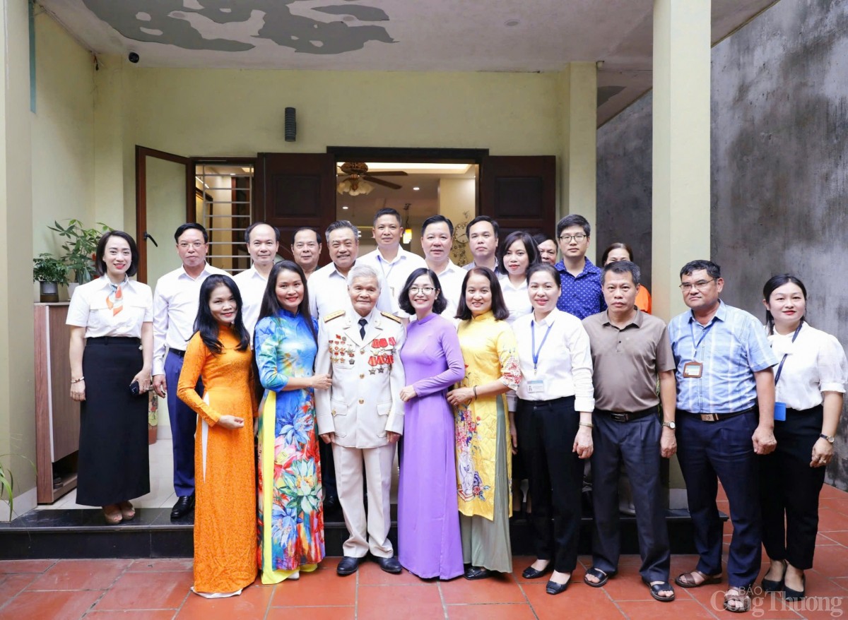 Chủ tịch Hà Nội Trần Sỹ Thanh thăm, tặng quà các cựu quân nhân, gia đình chính sách quận Long Biên Chủ tịch Hà Nội Trần Sỹ Thanh thăm, tặng quà các cựu quân nhân, gia đình chính sách quận Long Biên