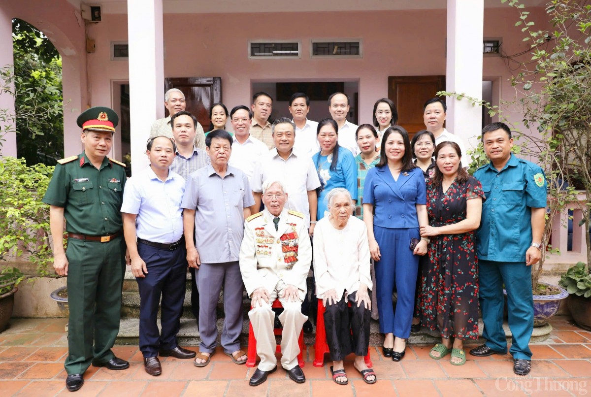 Chủ tịch Hà Nội Trần Sỹ Thanh thăm, tặng quà các cựu quân nhân, gia đình chính sách quận Long Biên Chủ tịch Hà Nội Trần Sỹ Thanh thăm, tặng quà các cựu quân nhân, gia đình chính sách quận Long Biên