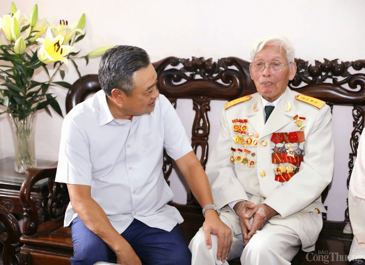 Chủ tịch Hà Nội Trần Sỹ Thanh thăm, tặng quà các cựu quân nhân, gia đình chính sách quận Long Biên Chủ tịch Hà Nội Trần Sỹ Thanh thăm, tặng quà các cựu quân nhân, gia đình chính sách quận Long Biên