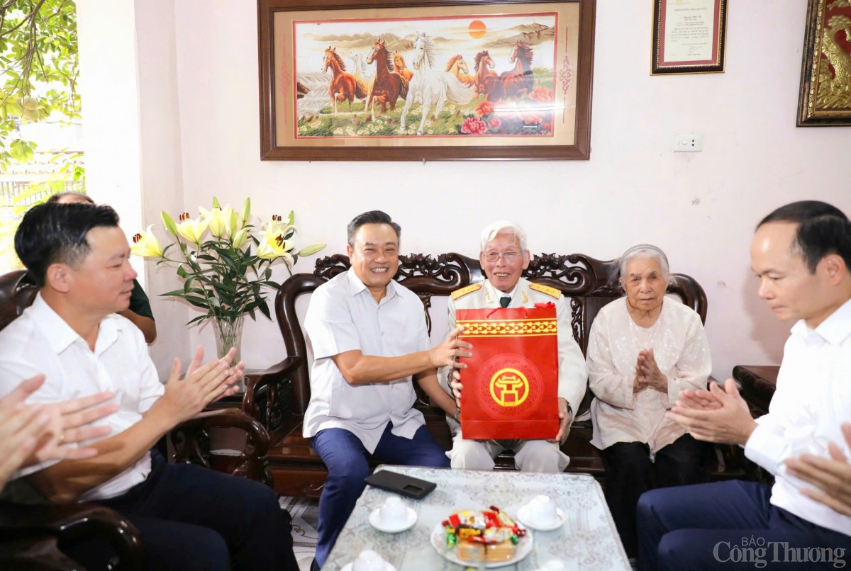 Chủ tịch Hà Nội Trần Sỹ Thanh thăm, tặng quà các cựu quân nhân, gia đình chính sách quận Long Biên Chủ tịch Hà Nội Trần Sỹ Thanh thăm, tặng quà các cựu quân nhân, gia đình chính sách quận Long Biên
