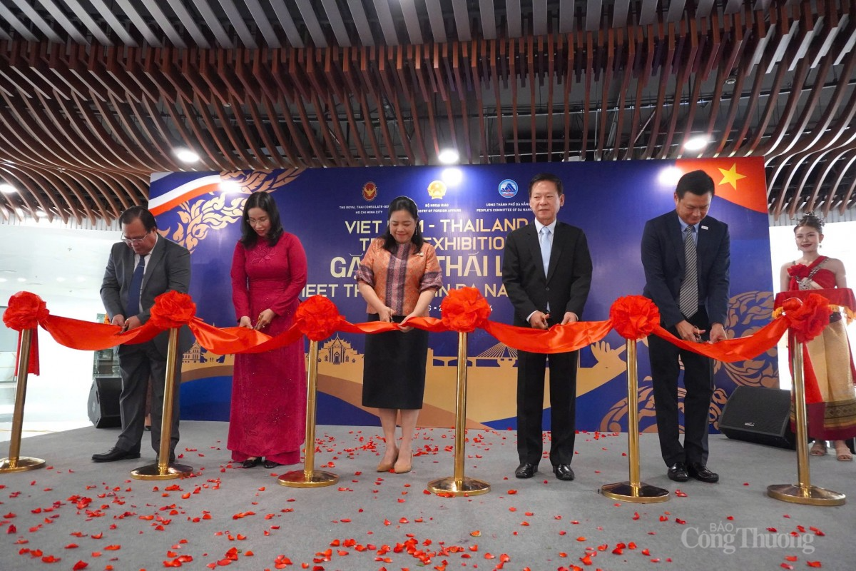 Cắt băng khai trương Khu trưng bày hàng hoá Việt Nam - Thái Lan Cắt băng khai trương Khu trưng bày hàng hoá Việt Nam - Thái Lan