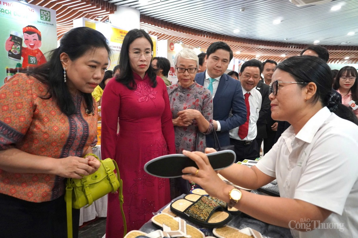 Lãnh đạo TP. Đà Nẵng và Tổng Lãnh sự Thái Lan tại TP. Hồ Chí Minh tham quan các gian hàng Lãnh đạo TP. Đà Nẵng và Tổng Lãnh sự Thái Lan tại TP. Hồ Chí Minh tham quan các gian hàng