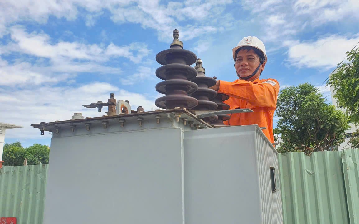 Người thợ điện giỏi của Điện lực Cẩm Lệ: Hết mình vì công việc, sáng tạo vươn lên Người thợ điện giỏi của Điện lực Cẩm Lệ: Hết mình vì công việc, sáng tạo vươn lên