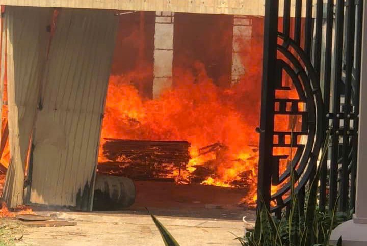 Hà Nội: Cháy lớn trong hẻm nhỏ, lửa bùng lên dữ dội đỏ rực Hà Nội: Cháy lớn trong hẻm nhỏ, lửa bùng lên dữ dội đỏ rực