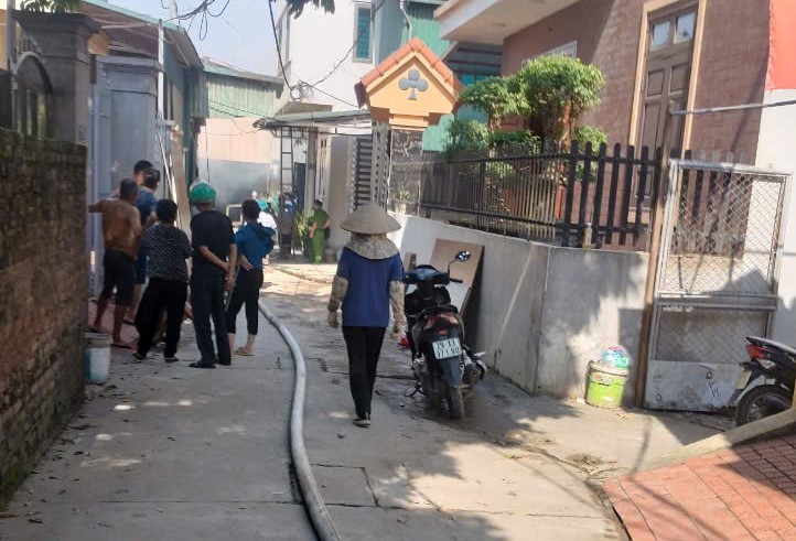 Hà Nội: Cháy lớn trong hẻm nhỏ, lửa bùng lên dữ dội đỏ rực Hà Nội: Cháy lớn trong hẻm nhỏ, lửa bùng lên dữ dội đỏ rực
