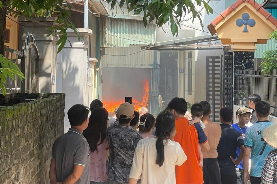 Hà Nội: Cháy lớn trong hẻm nhỏ, lửa bùng lên dữ dội đỏ rực Hà Nội: Cháy lớn trong hẻm nhỏ, lửa bùng lên dữ dội đỏ rực