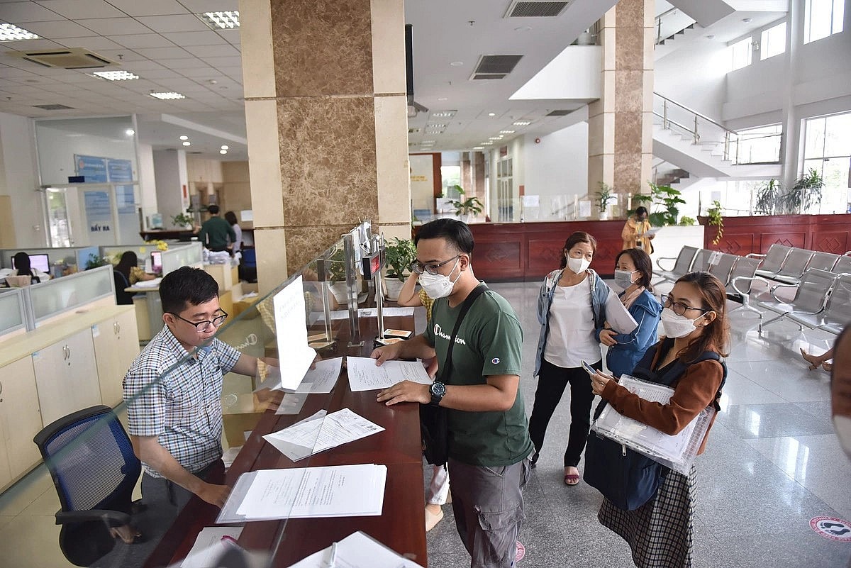 Cơ quan thuế đẩy mạnh thu hồi nợ thuế bằng nhiều biện pháp, trong đó có tạm hoãn xuất cảnh. Trong ảnh: Người dân đang làm thủ tục tại cơ quan thuế - Ảnh: NGỌC PHƯỢNG Cơ quan thuế đẩy mạnh thu hồi nợ thuế bằng nhiều biện pháp, trong đó có tạm hoãn xuất cảnh. Trong ảnh: Người dân đang làm thủ tục tại cơ quan thuế - Ảnh: NGỌC PHƯỢNG