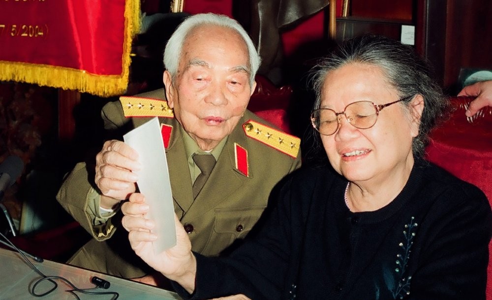 Đại tướng Võ Nguyên Giáp và phu nhân Đặng Bích Hà. Ảnh: Trần Hồng Đại tướng Võ Nguyên Giáp và phu nhân Đặng Bích Hà. Ảnh: Trần Hồng