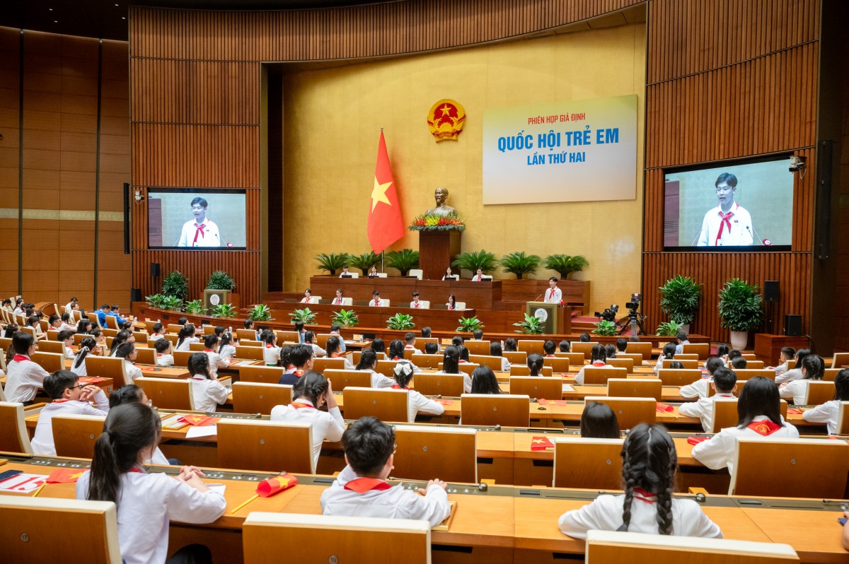 Chủ tịch “Quốc hội trẻ em” Lê Gia Vinh phát biểu khai mạc phiên họp giả định Chủ tịch “Quốc hội trẻ em” Lê Gia Vinh phát biểu khai mạc phiên họp giả định