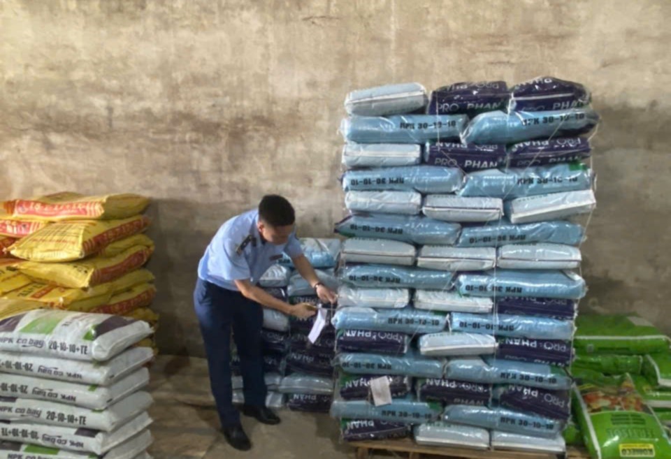 Lâm Đồng: Khởi tố 2 đối tượng thực hiện hành vi sản xuất, buôn bán phân bón giả Lâm Đồng: Khởi tố 2 đối tượng thực hiện hành vi sản xuất, buôn bán phân bón giả