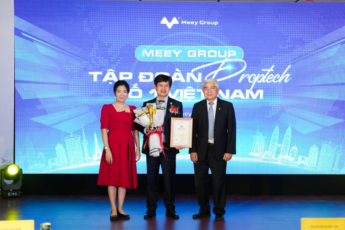Ông Hoàng Mai Chung - Chủ tịch HĐQT Meey Group nhận giải thưởng tại Top Công nghiệp 4.0 Việt Nam Ông Hoàng Mai Chung - Chủ tịch HĐQT Meey Group nhận giải thưởng tại Top Công nghiệp 4.0 Việt Nam