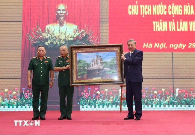 Tổng Bí thư, Chủ tịch nước Tô Lâm tặng bức tranh lưu niệm cho Tổng cục II, Bộ Quốc phòng. (Ảnh: Trí Dũng/TTXVN) Tổng Bí thư, Chủ tịch nước Tô Lâm tặng bức tranh lưu niệm cho Tổng cục II, Bộ Quốc phòng. (Ảnh: Trí Dũng/TTXVN)