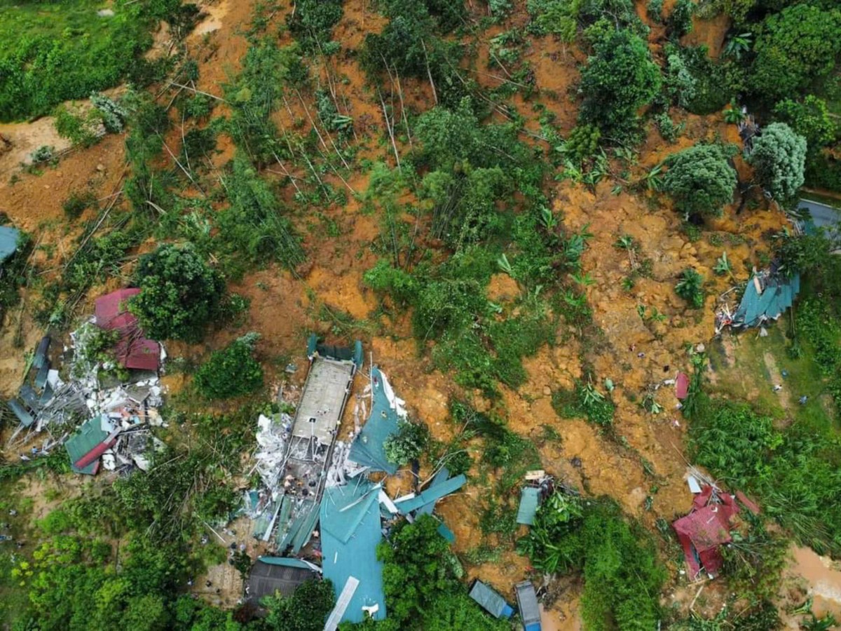 Sạt lở kinh hoàng tại Hà Giang đã vùi lấp nhiều nhà dân và các phương tiện gồm ô tô và xe máy. Ảnh: Phạm Văn Việt Sạt lở kinh hoàng tại Hà Giang đã vùi lấp nhiều nhà dân và các phương tiện gồm ô tô và xe máy. Ảnh: Phạm Văn Việt