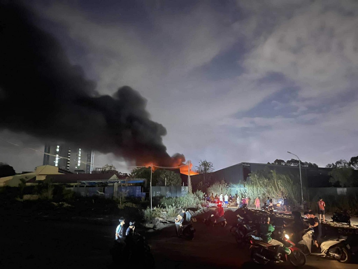 Hà Nội: Cháy lớn xưởng may lúc nửa đêm, lửa đỏ rực cả một vùng trời Hà Nội: Cháy lớn xưởng may lúc nửa đêm, lửa đỏ rực cả một vùng trời