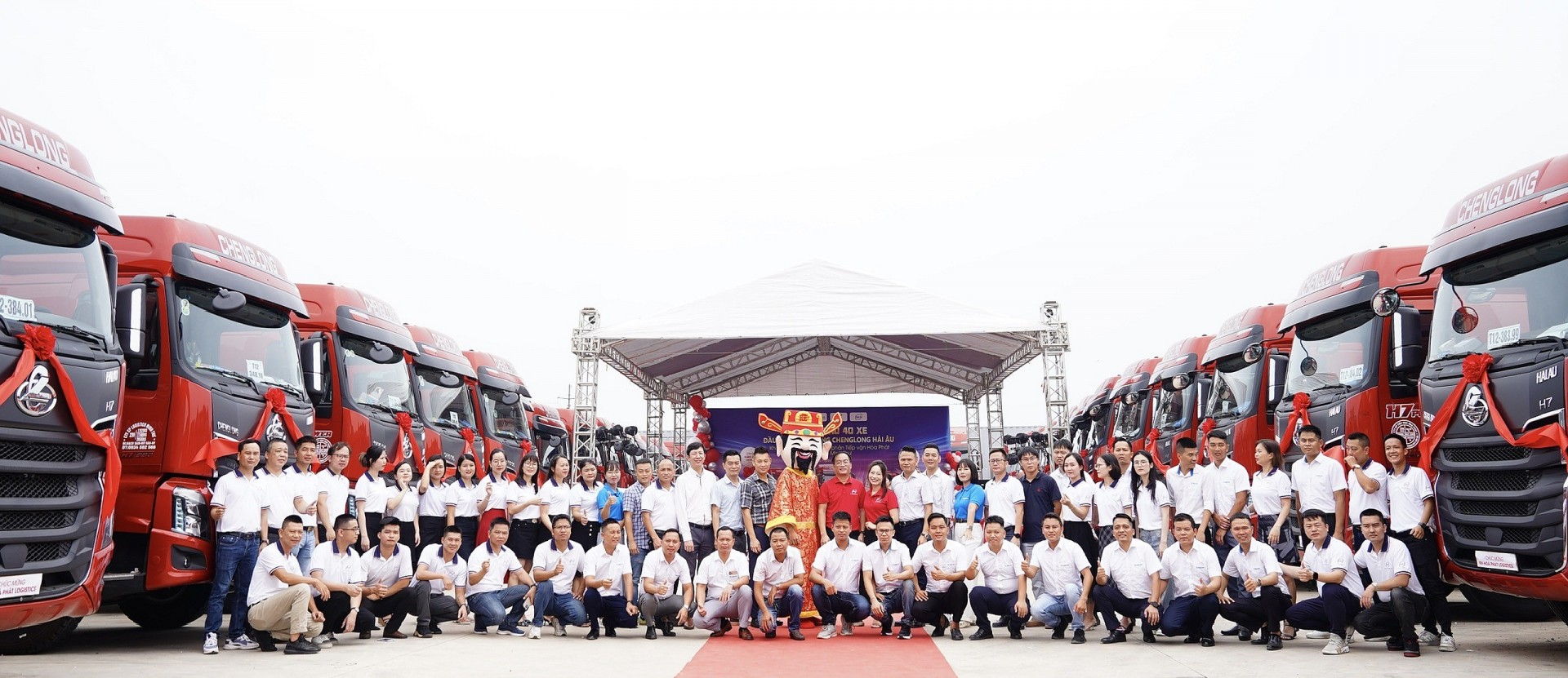 Lễ bàn giao xe của đối tác cho Hòa Phát Logistics  Lễ bàn giao xe của đối tác cho Hòa Phát Logistics