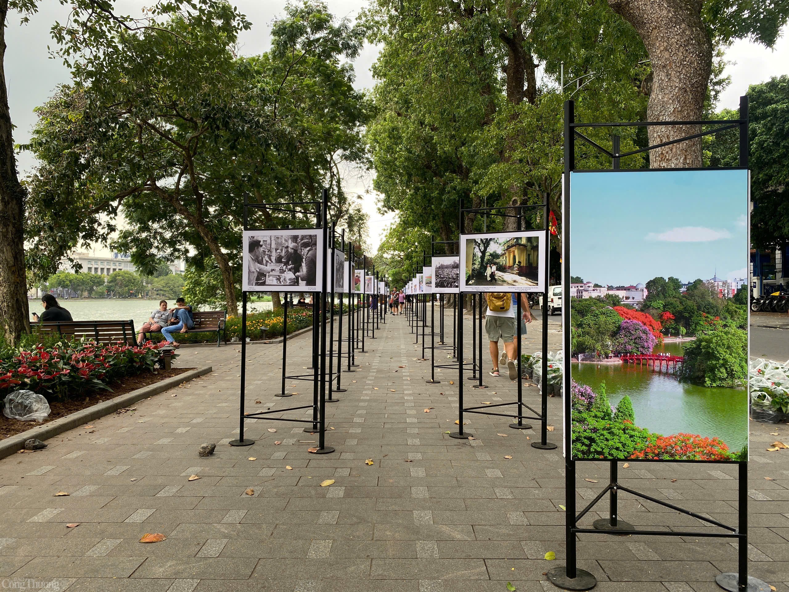 Người dân Hà Nội đồng loạt treo cờ đỏ sao vàng, hừng hực khí thế đón ngày Giải phóng Thủ đô