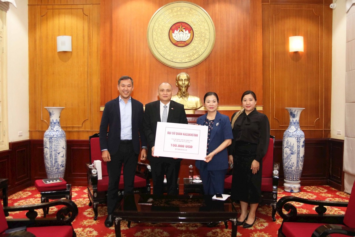 Phó Chủ tịch UBTƯ MTTQ Việt Nam Trương Thị Ngọc Ánh tiếp nhận ủng hộ từ Đại sứ quán Kazakhstan. Ảnh: Tiến Đạt. Phó Chủ tịch UBTƯ MTTQ Việt Nam Trương Thị Ngọc Ánh tiếp nhận ủng hộ từ Đại sứ quán Kazakhstan. Ảnh: Tiến Đạt.