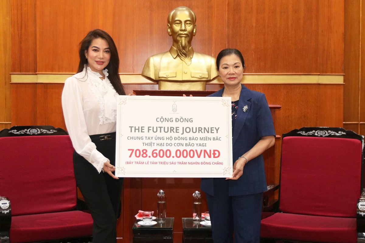 Nghệ sỹ Trương Ngọc Ánh, đại diện Cộng đồng The Future Journey trao số tiền ủng hộ tới UBTƯ MTTQ Việt Nam. Ảnh: Tiến Đạt. Nghệ sỹ Trương Ngọc Ánh, đại diện Cộng đồng The Future Journey trao số tiền ủng hộ tới UBTƯ MTTQ Việt Nam. Ảnh: Tiến Đạt.