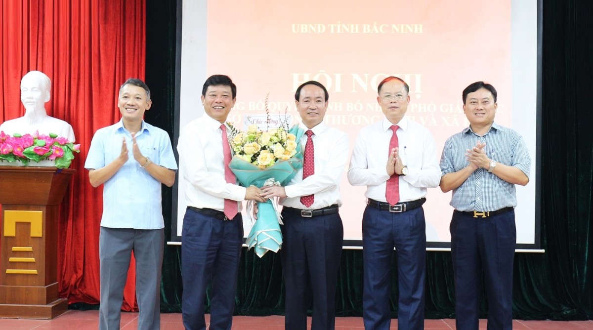 Phó Chủ tịch UBND tỉnh Ngô Tân Phượng cùng các đồng chí lãnh đạo tặng hoa chúc mừng đồng chí Nguyễn Văn Định Phó Chủ tịch UBND tỉnh Ngô Tân Phượng cùng các đồng chí lãnh đạo tặng hoa chúc mừng đồng chí Nguyễn Văn Định