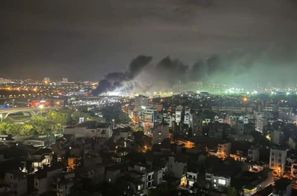 Từ xa có thể nhìn thấy vụ cháy thông qua cột khói ngùn ngụt (Ảnh: Nguyễn Minh). Từ xa có thể nhìn thấy vụ cháy thông qua cột khói ngùn ngụt (Ảnh: Nguyễn Minh).