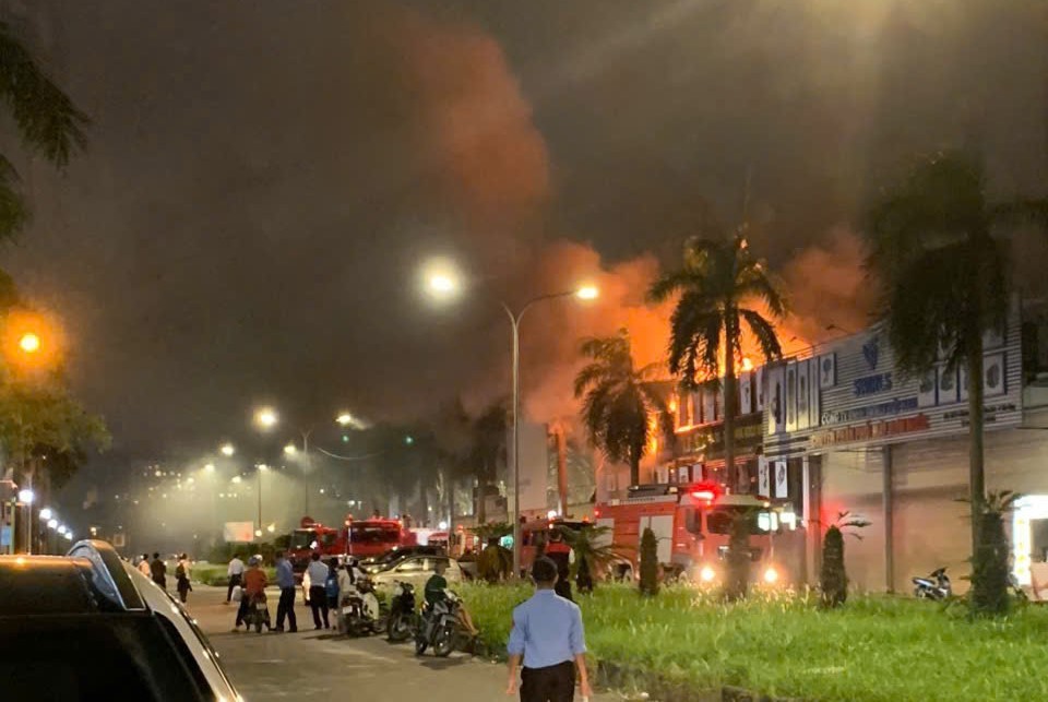 Lửa đỏ rực kèm khói ngùn ngụt tại hiện trường vụ cháy. Ảnh: Mai Anh Lửa đỏ rực kèm khói ngùn ngụt tại hiện trường vụ cháy. Ảnh: Mai Anh