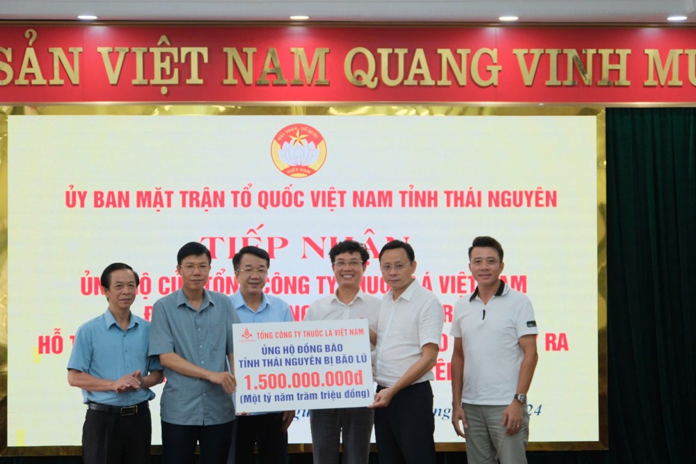 Vinataba trao kinh phí ủng hộ đồng bào vùng bão lũ tại nhiều địa phương Vinataba trao kinh phí ủng hộ đồng bào vùng bão lũ tại nhiều địa phương