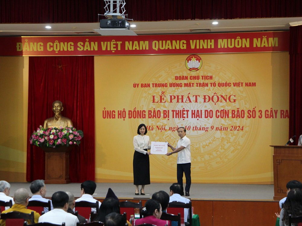 Vinataba trao kinh phí ủng hộ đồng bào vùng bão lũ tại nhiều địa phương Vinataba trao kinh phí ủng hộ đồng bào vùng bão lũ tại nhiều địa phương