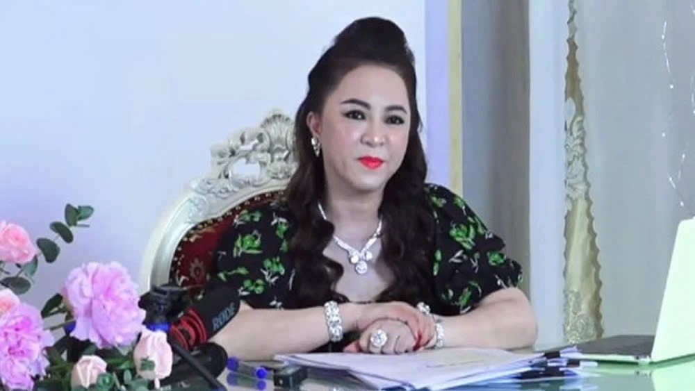 Bà Nguyễn Phương Hằng 'chơi lớn' ủng hộ thêm 10 tỷ cho đồng bào lũ lụt Bà Nguyễn Phương Hằng 'chơi lớn' ủng hộ thêm 10 tỷ cho đồng bào lũ lụt