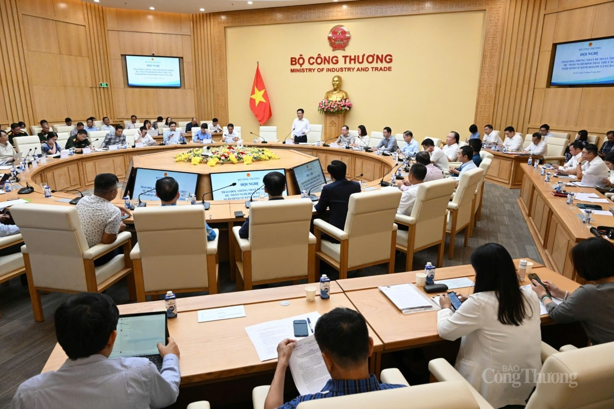 Bộ trưởng Nguyễn Hồng Diên chủ trì Hội nghị về Dự thảo Nghị định kinh doanh xăng dầu Bộ trưởng Nguyễn Hồng Diên chủ trì Hội nghị về Dự thảo Nghị định kinh doanh xăng dầu