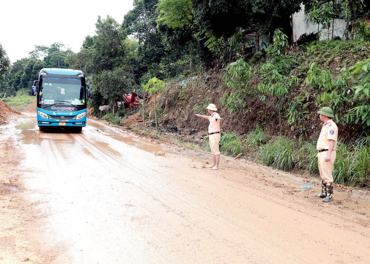 Hà Giang thông xe khu vực sạt lở trên Quốc lộ 2 tại Km49+500 Hà Giang thông xe khu vực sạt lở trên Quốc lộ 2 tại Km49+500