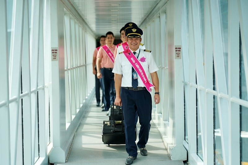 Trên chuyến bay đặc biệt này, hành khách sẽ được nhận những món quà mang màu sắc đặc trưng của chiến dịch như áo màu hồng có logo của Vietnam Airlines, thưởng thức trà sữa và nhận quà tặng xinh xắn màu hồng - Ảnh: Vietnam Airlines Trên chuyến bay đặc biệt này, hành khách sẽ được nhận những món quà mang màu sắc đặc trưng của chiến dịch như áo màu hồng có logo của Vietnam Airlines, thưởng thức trà sữa và nhận quà tặng xinh xắn màu hồng - Ảnh: Vietnam Airlines